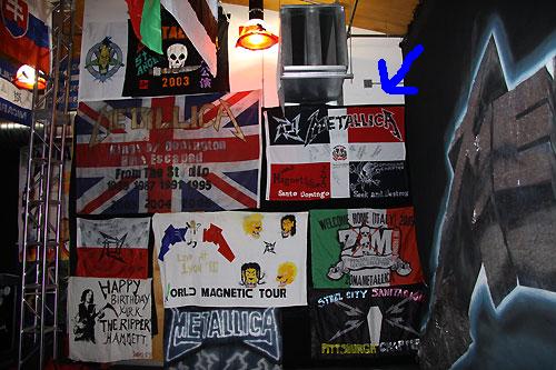 Banderola Dominicana en los estudios de Metallica