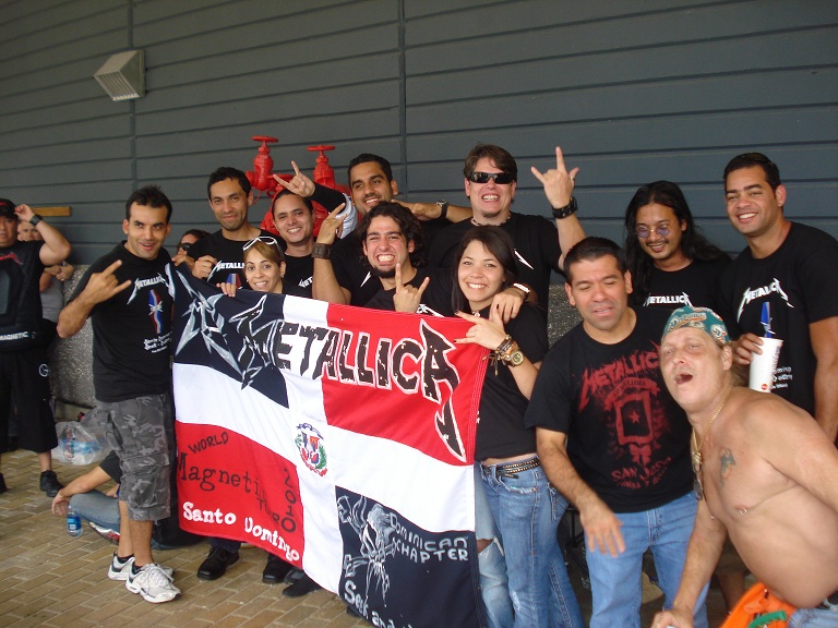 A las puertas del coliseo, contando las horas para el concierto